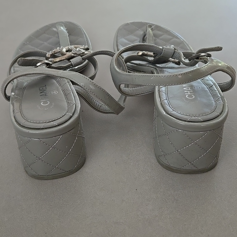 Chanel Interlocking Gray Quilted T-Strap With CC Logo Sandals Size 38.5 - Picture 7 of 8